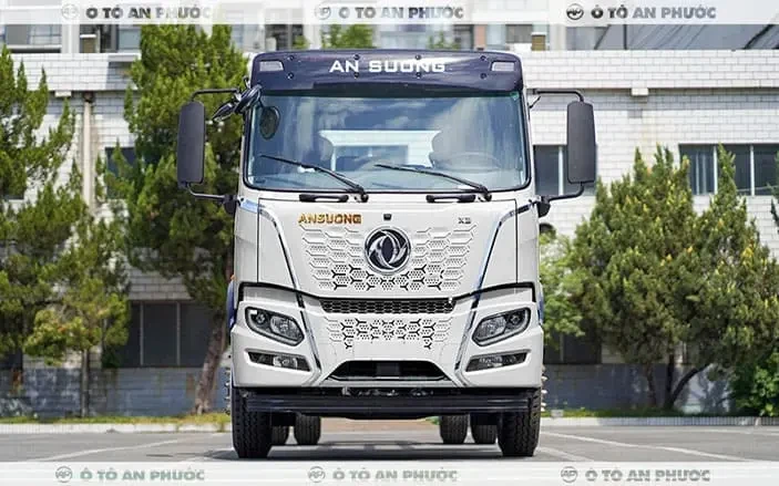 Ngoại thất xe tải Dongfeng X3 230HP thùng container