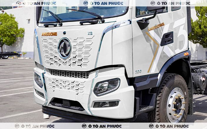 Ngoại thất xe tải Dongfeng X3 230HP thùng container