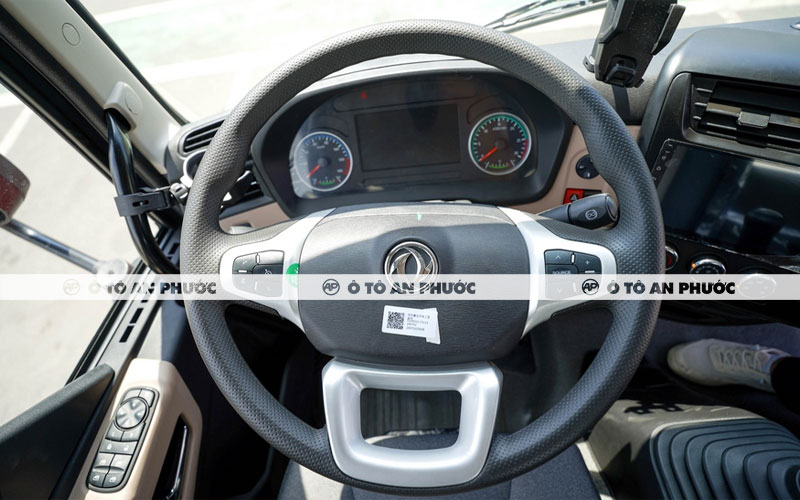 Nội thất Dongfeng X3 thùng mui bạt