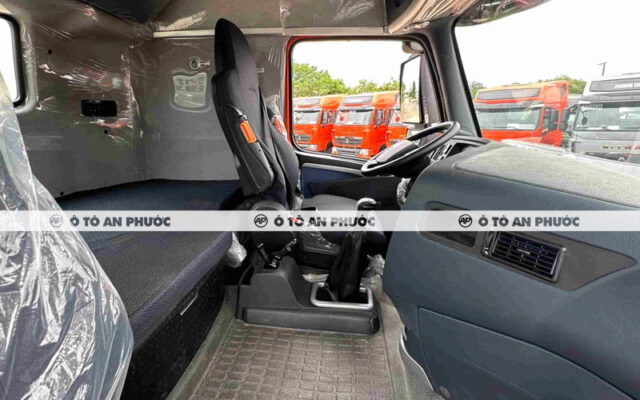 Nội thất xe đầu kéo Howo T7H
