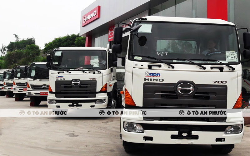 Xe đầu kéo Hino 700
