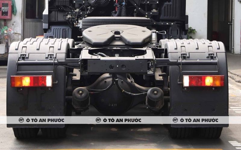 Khung gầm xe đầu kéo Hino 700
