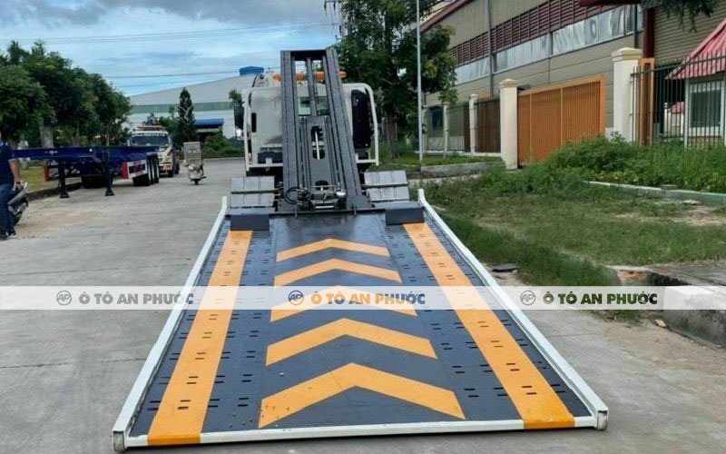 Trang bị của xe cứu hộ Isuzu 2 chức năng sàn 5m6