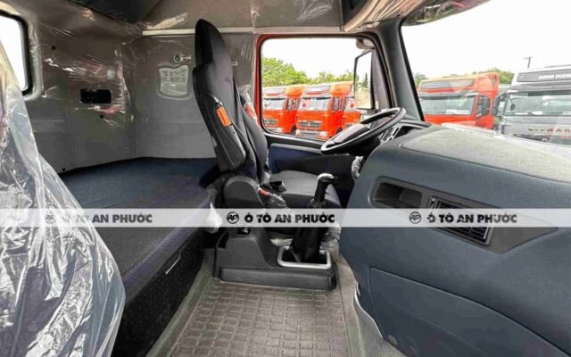 Nội thất đầu kéo Howo T7H 540