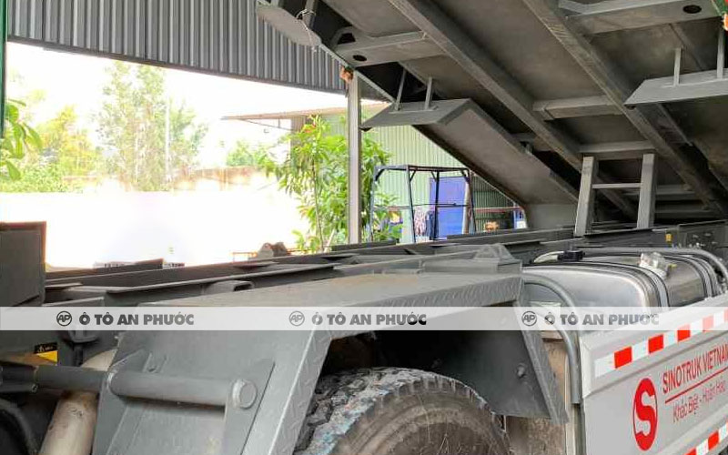 Chassis xe ben 4 chân Howo V7G