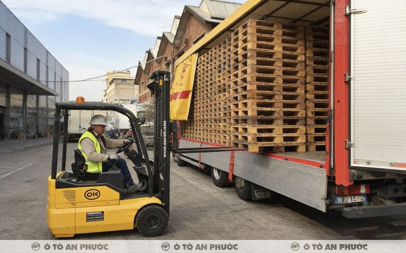 Xếp pallet trên xe tải thùng dài 7m